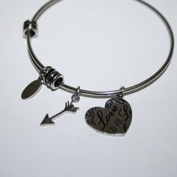Love heart arrow charm bangle bracelet - Picture 1 of 4
